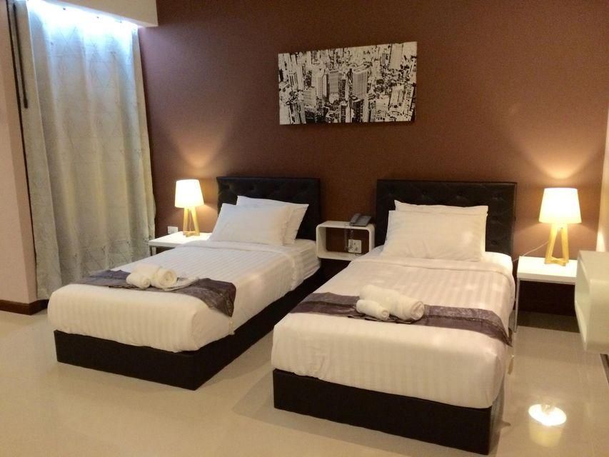 Gold Room, Twin