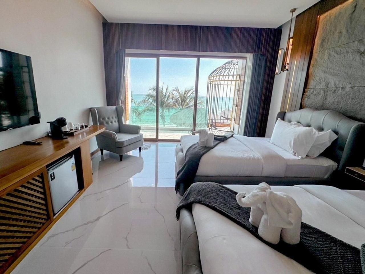 Deluxe Double or Twin Room with Pool Access