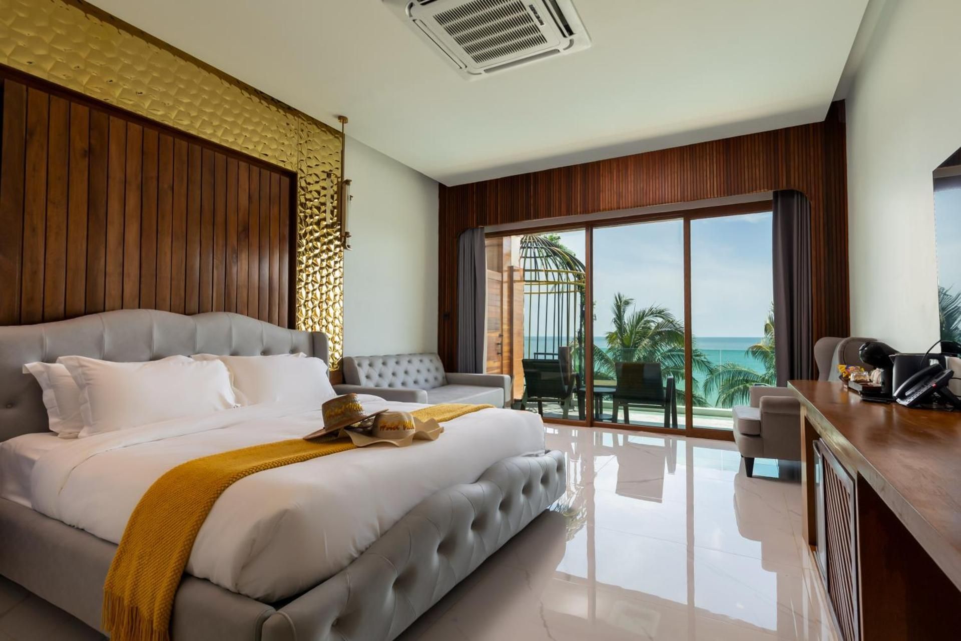 Deluxe Pool Access King Bed