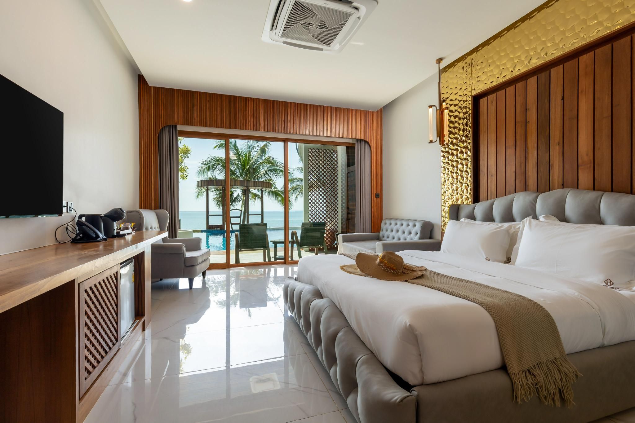 Premier Deluxe Poolside Room