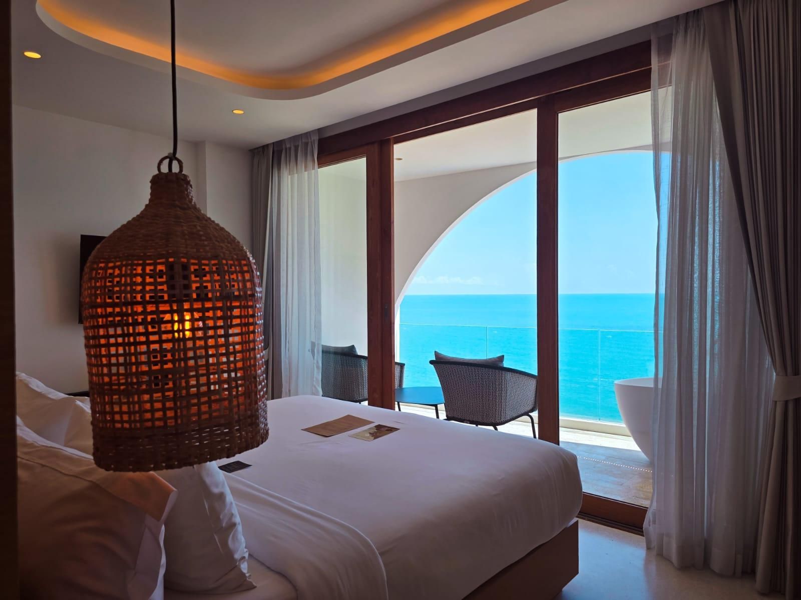 Elite Atoll Beachfront Hotel  King Suite - Ocean View