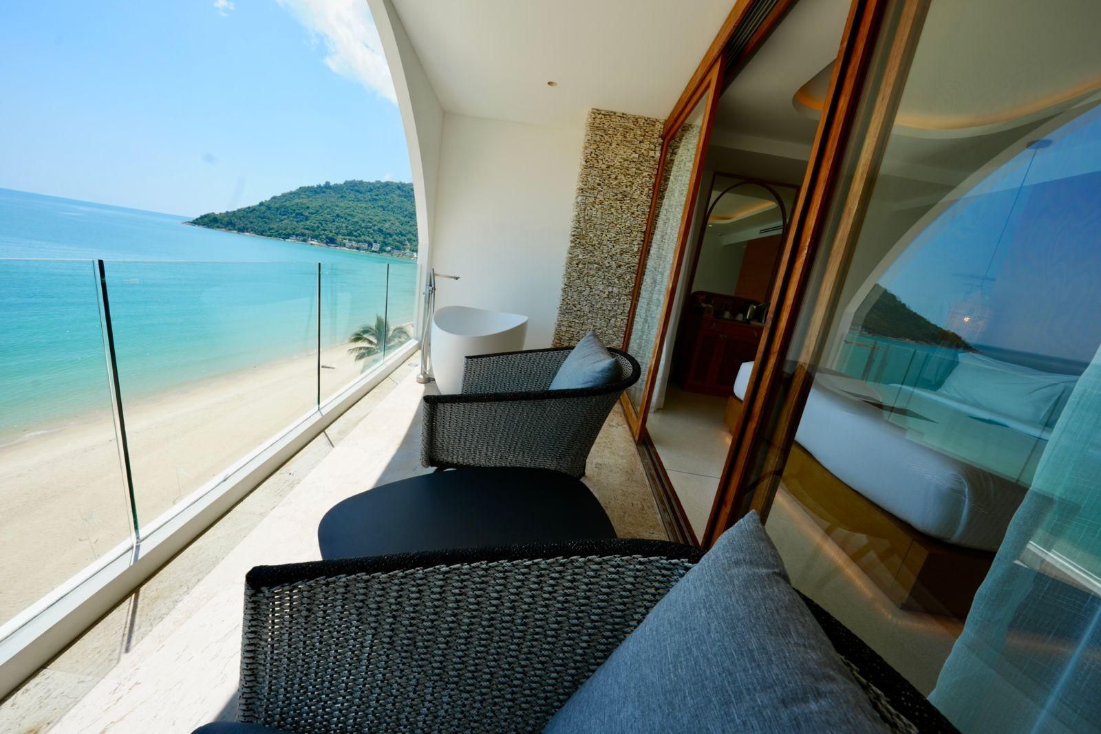 Elite Atoll Beachfront Hotel  King Suite - Ocean View 2