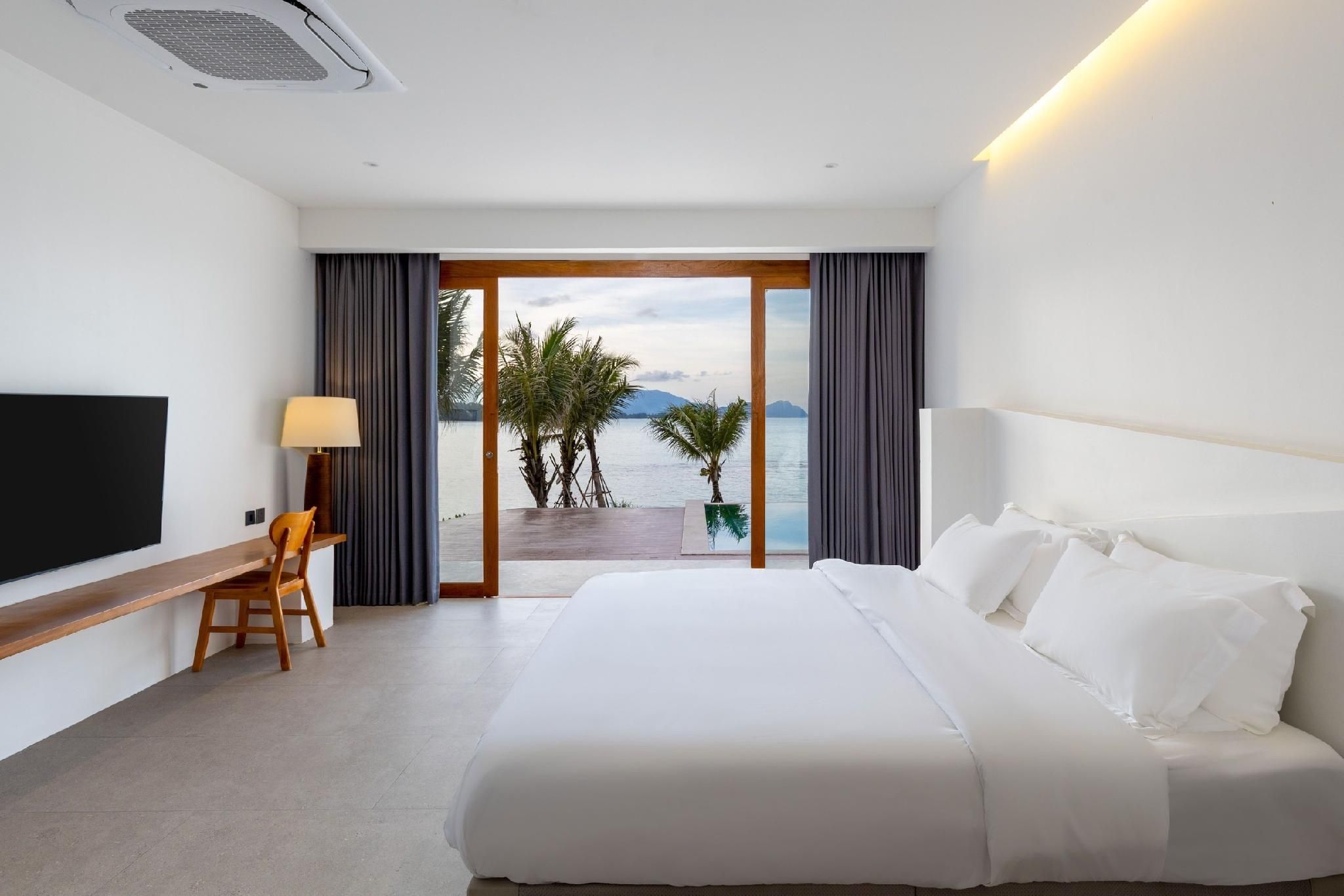 Deluxe Pool Access Room