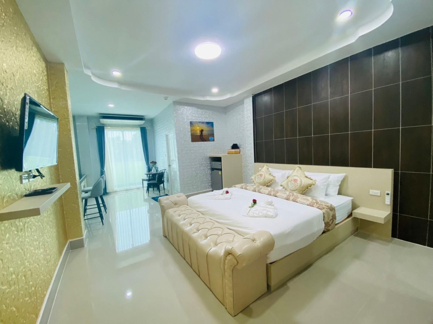 Banjerd Hotel Pool View Junior Suite 2