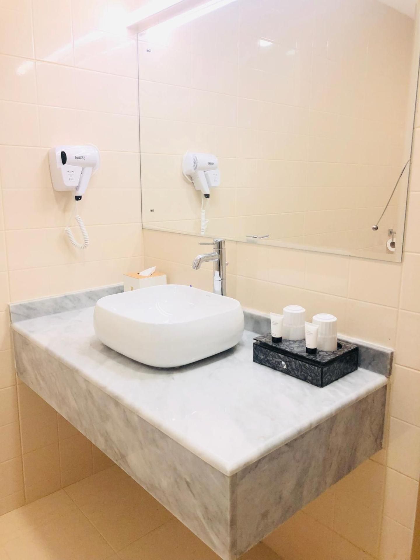 Season Inn Hotel Deluxe Double Room 3