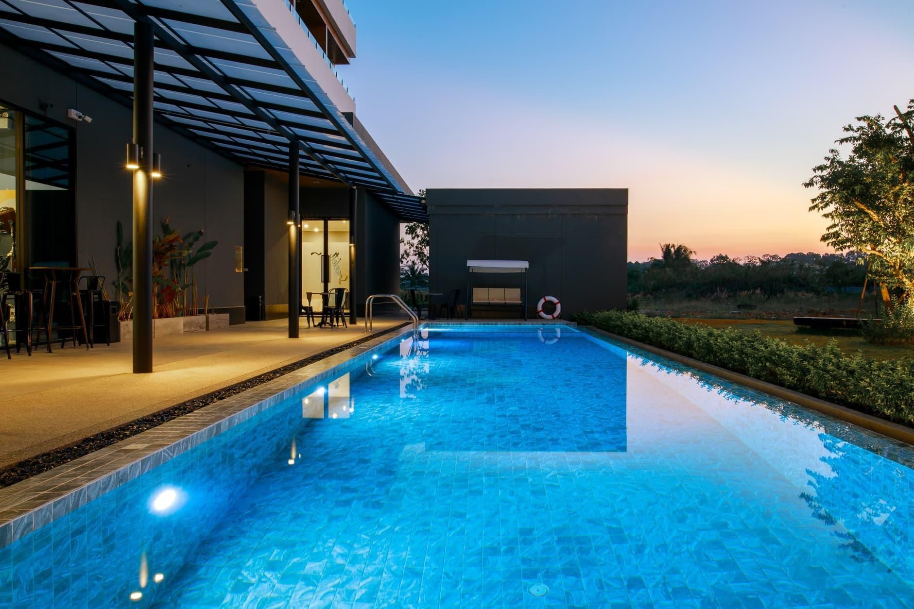 swimming pool [outdoor]