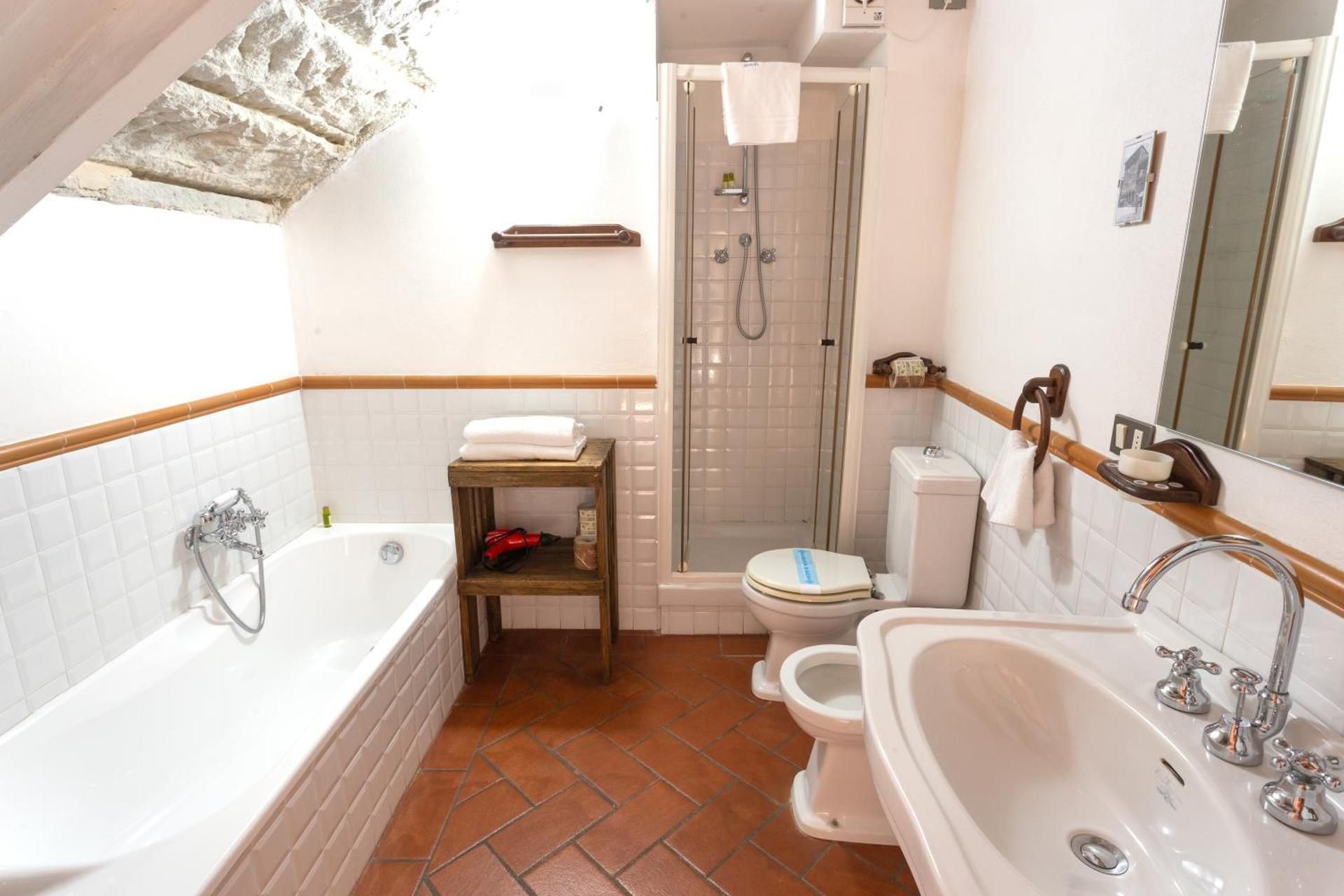 Deluxe One-Bedroom Apartment