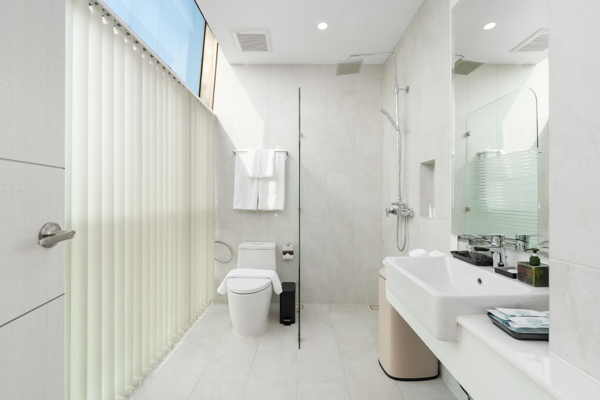 NAKA-RAJ Escape Hotel Deluxe King Bed 2