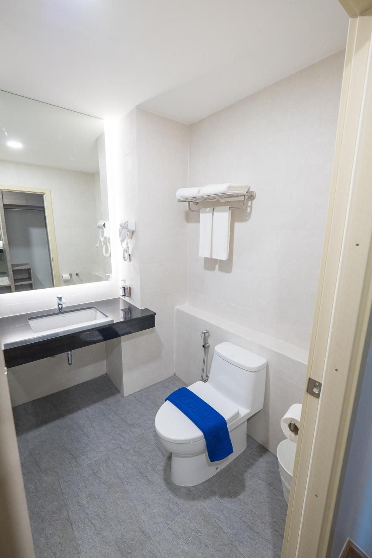 Siri Regent Deluxe Garden View King 2