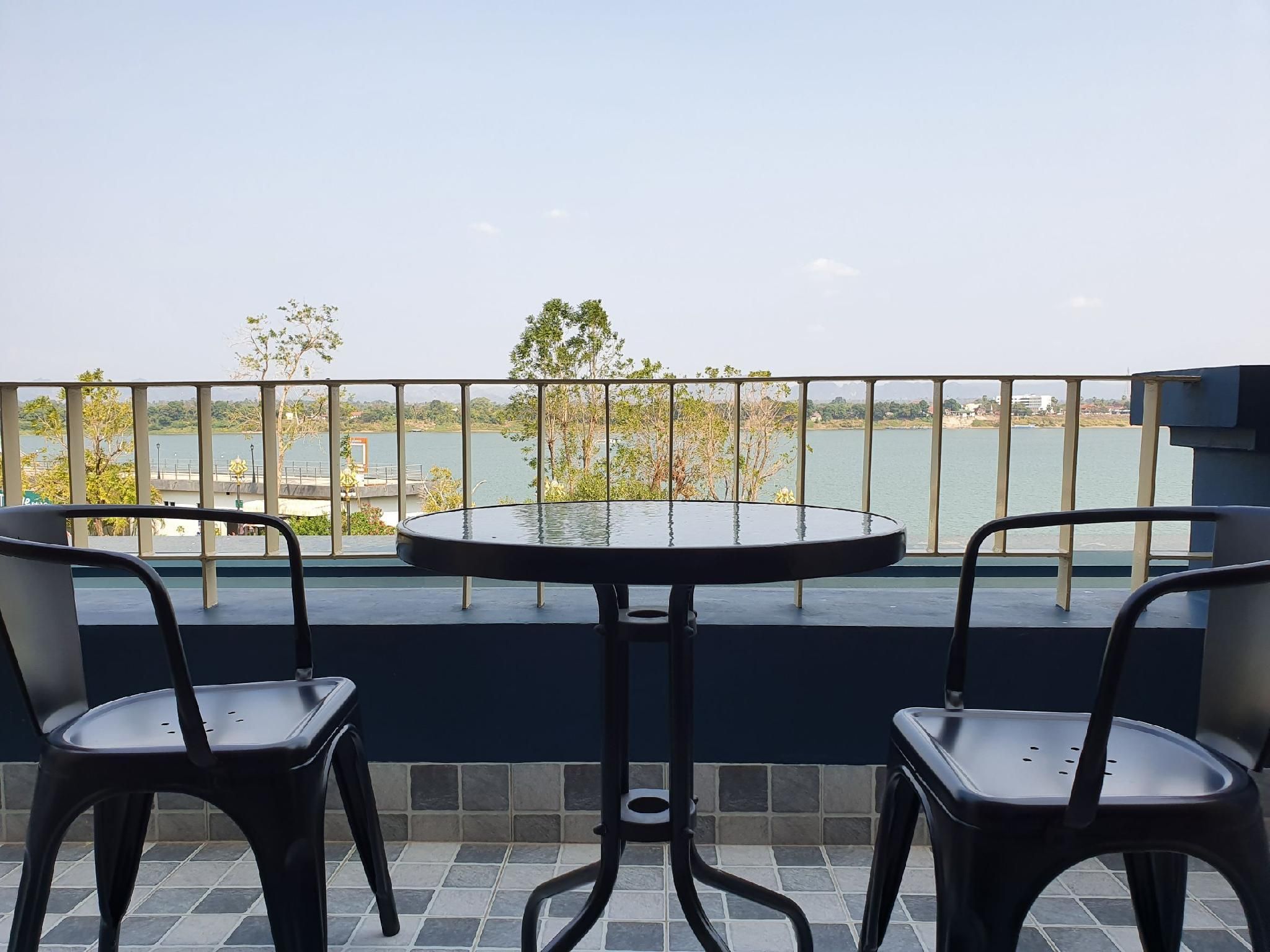 1 King Bed Superior River View Room