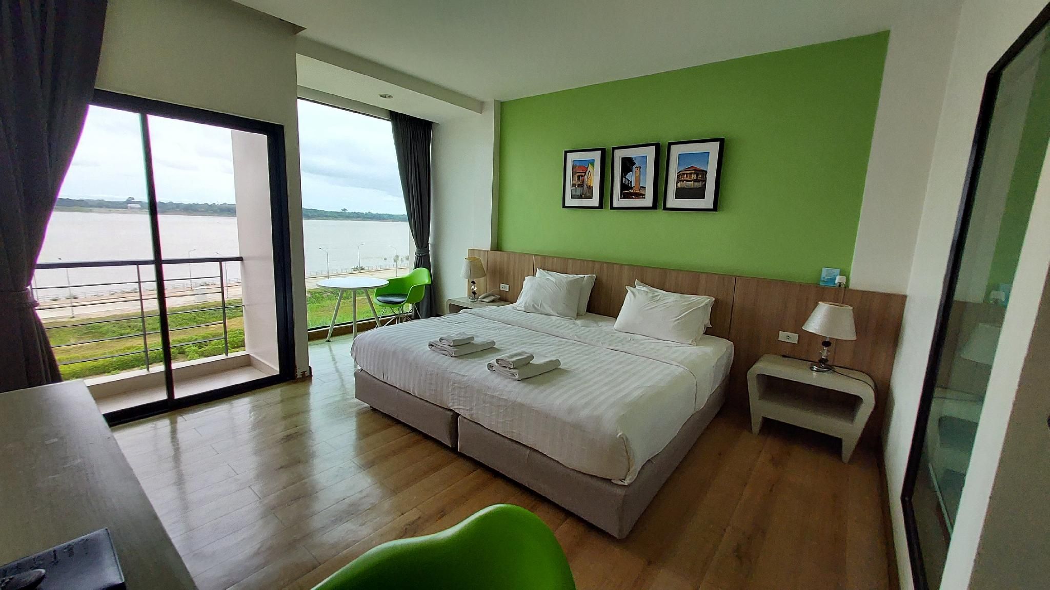 Deluxe Double or Twin Room With Window