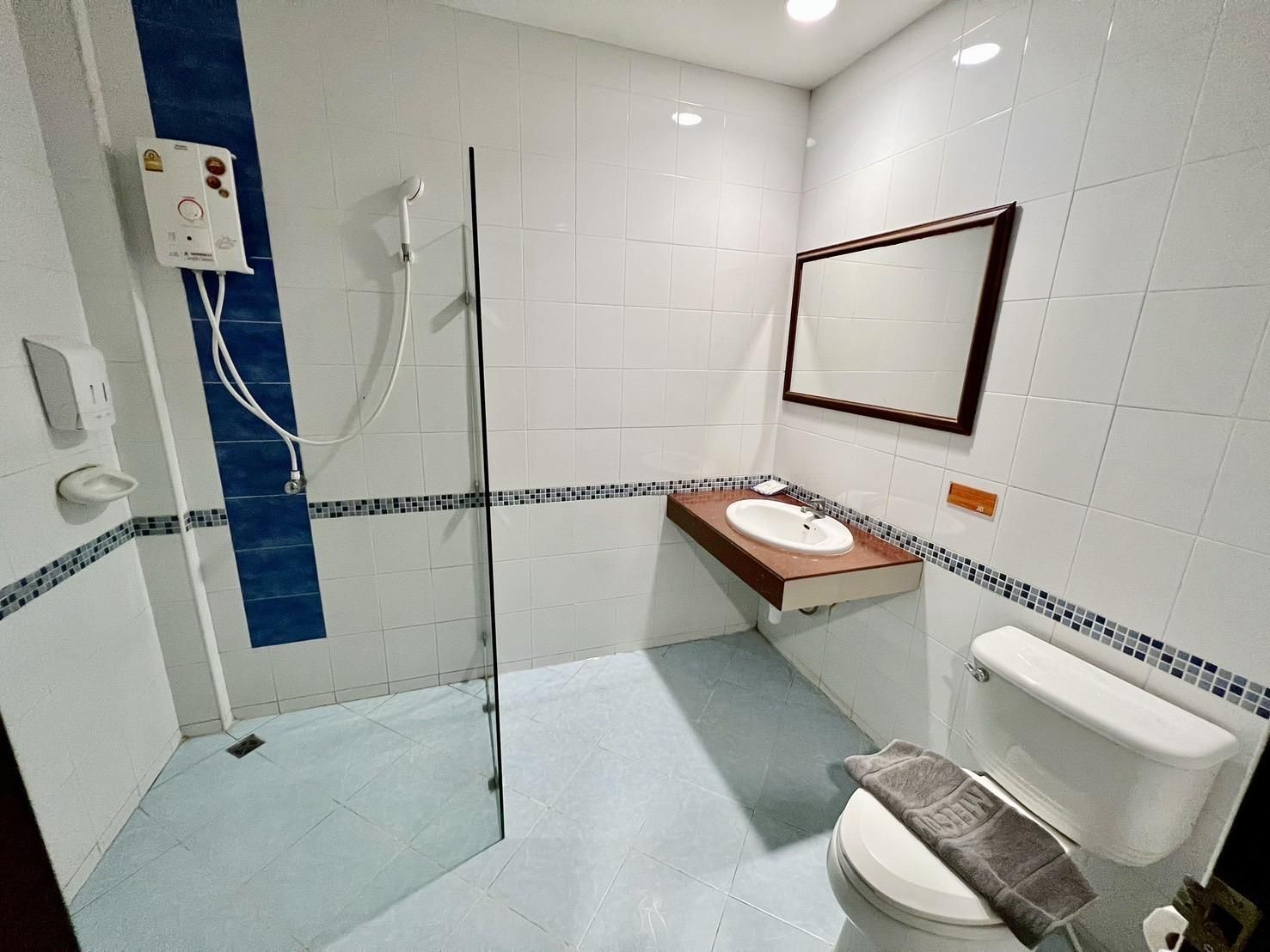 Standard - 1 Queen Bed