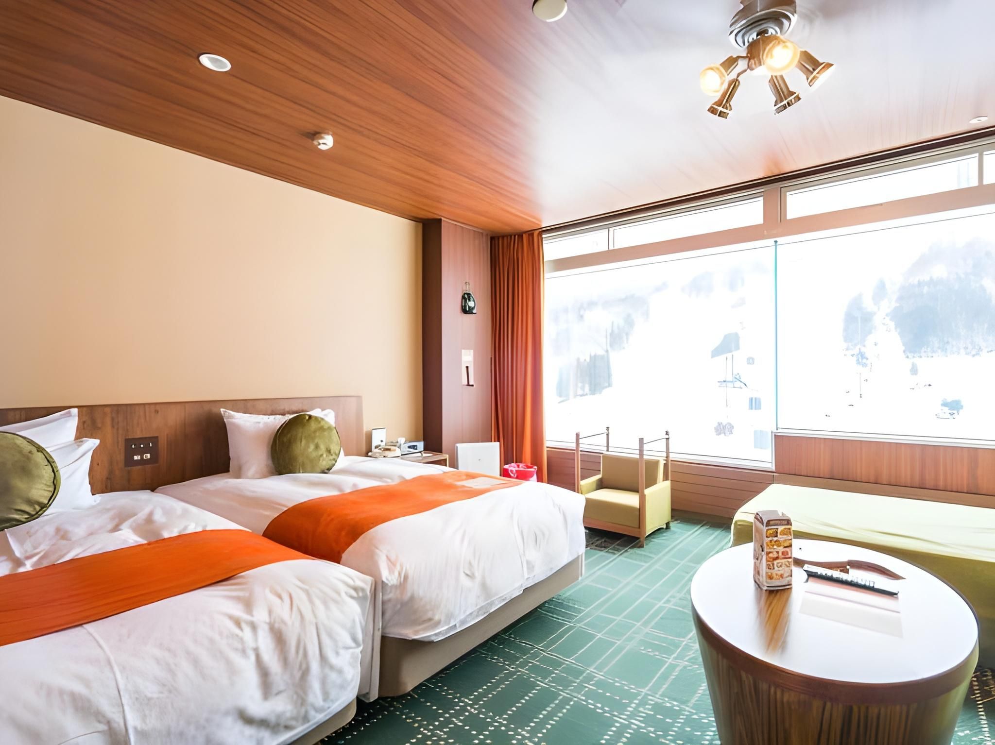 Family Room with Ski Run View - Forest - Non-Smoking Wing 2