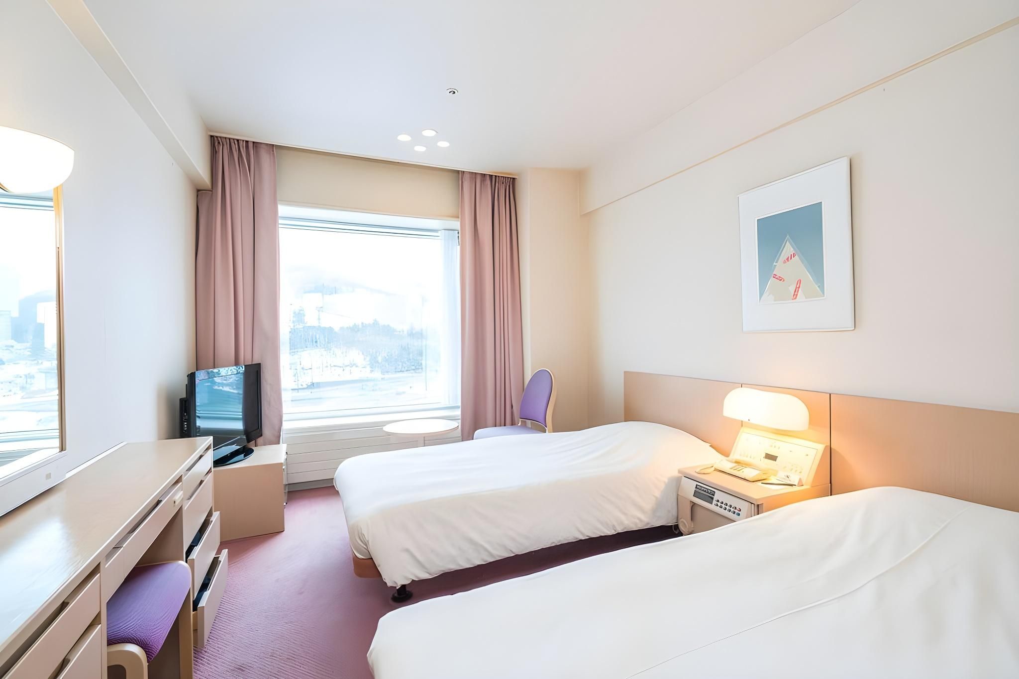 Twin Room with Ski Run View - Smoking Wing 4