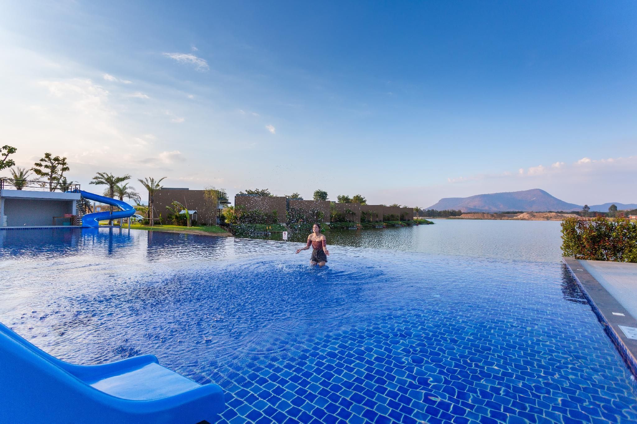 swimming pool [outdoor]