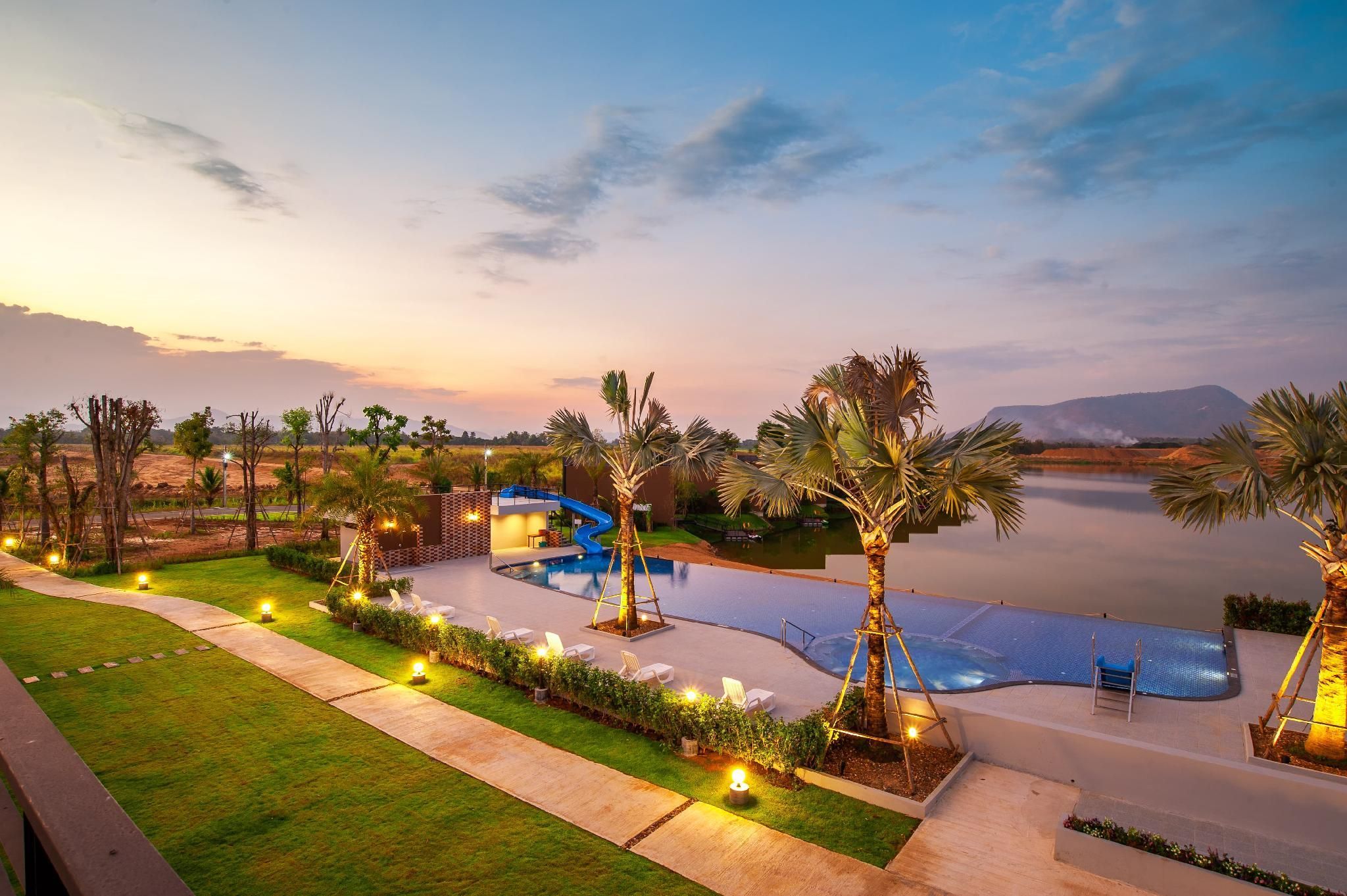 swimming pool [outdoor]