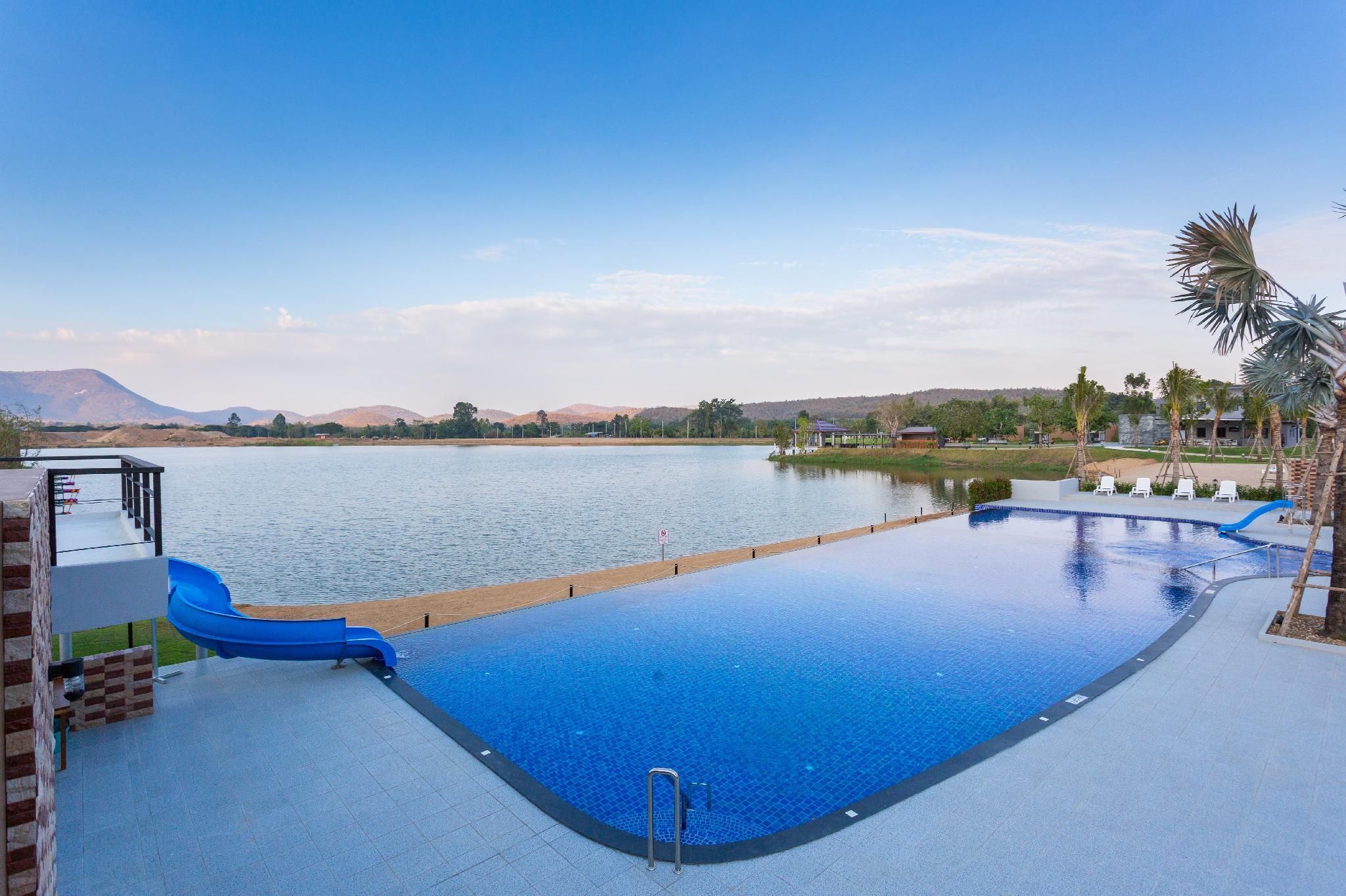 swimming pool [outdoor]