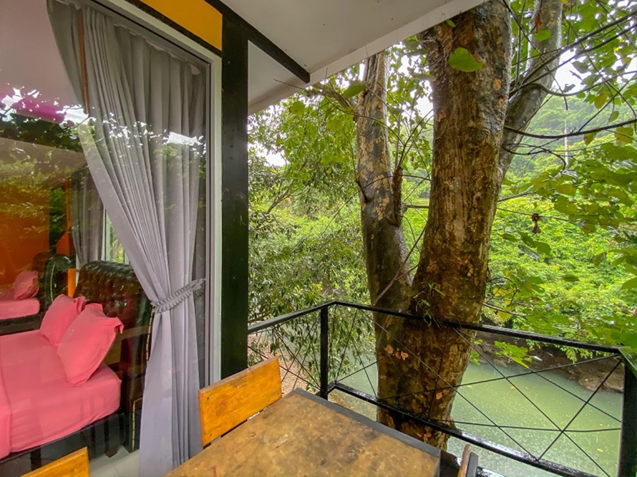 Natthaphon Resort Family River View 2