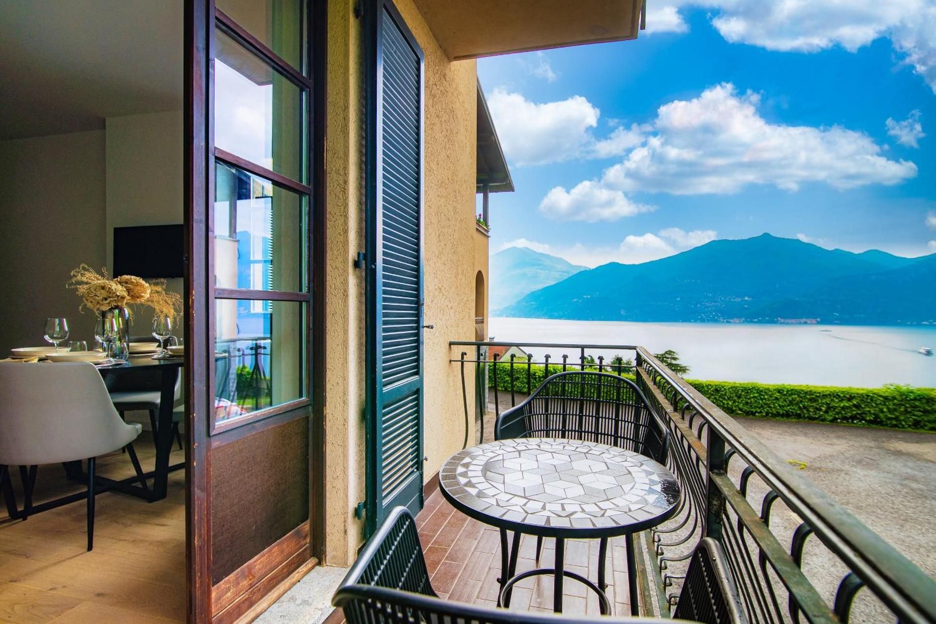 Apartment with Lake View