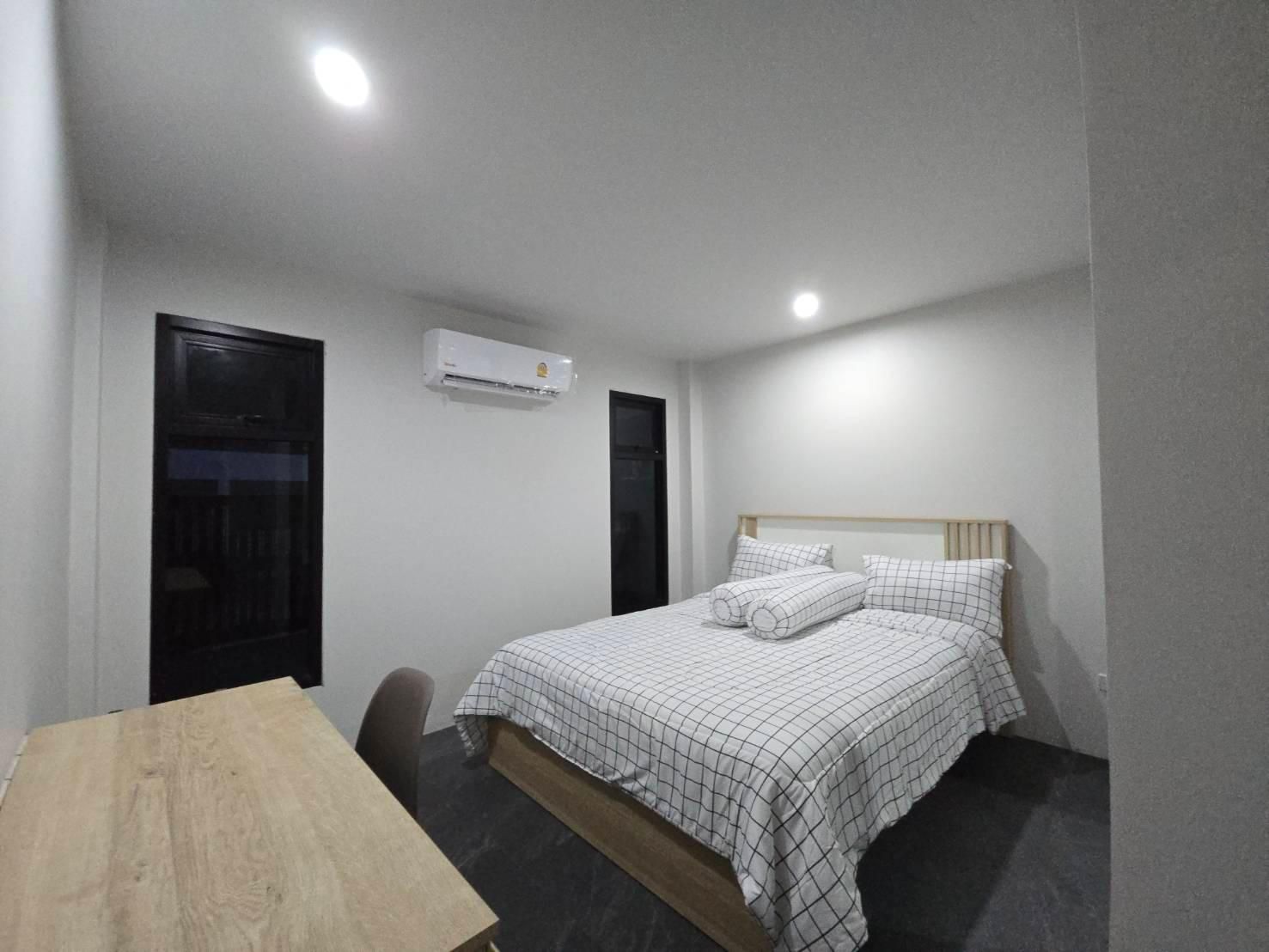 Moon Beach House Queen Room 2