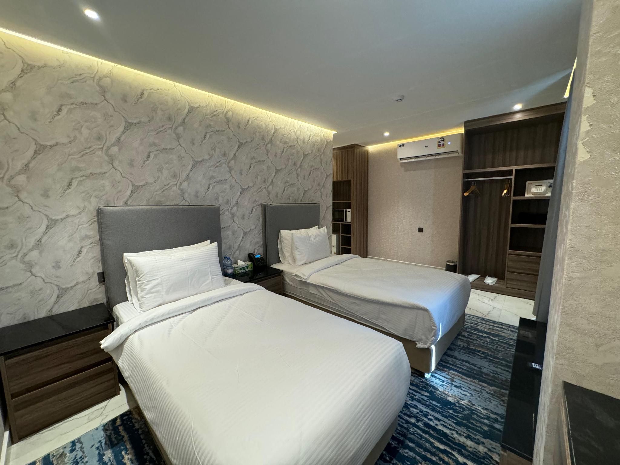 Royal Plaza Hotel Suite - Non-Smoking 2