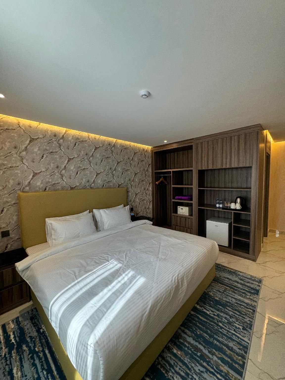 Deluxe King Room with Sofa Bed - Non-Smoking