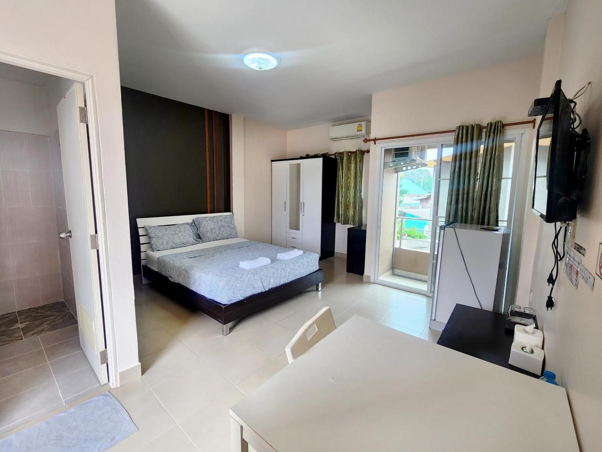 Standard with 1 Queen Bed
