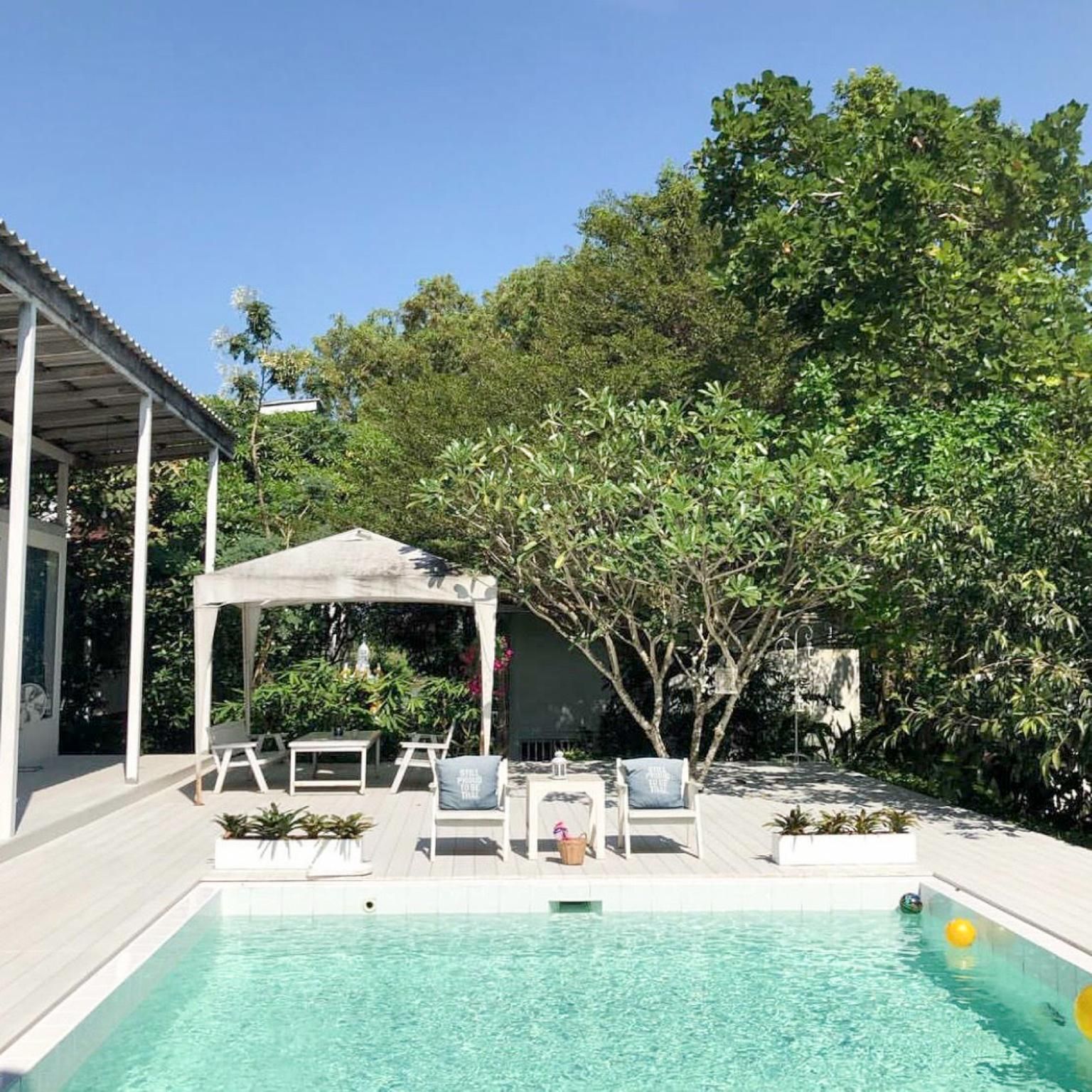 swimming pool [outdoor]