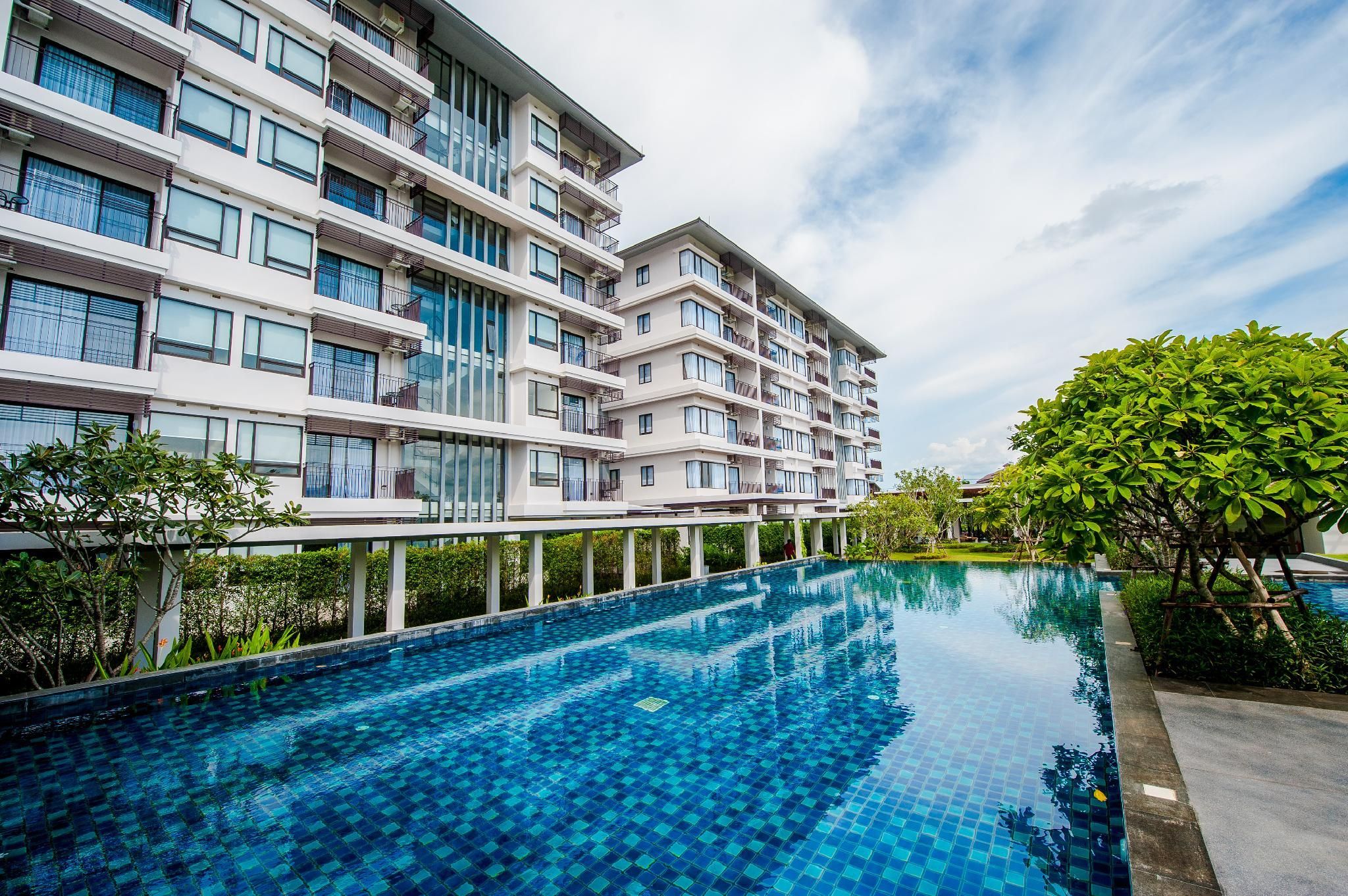 swimming pool [outdoor]