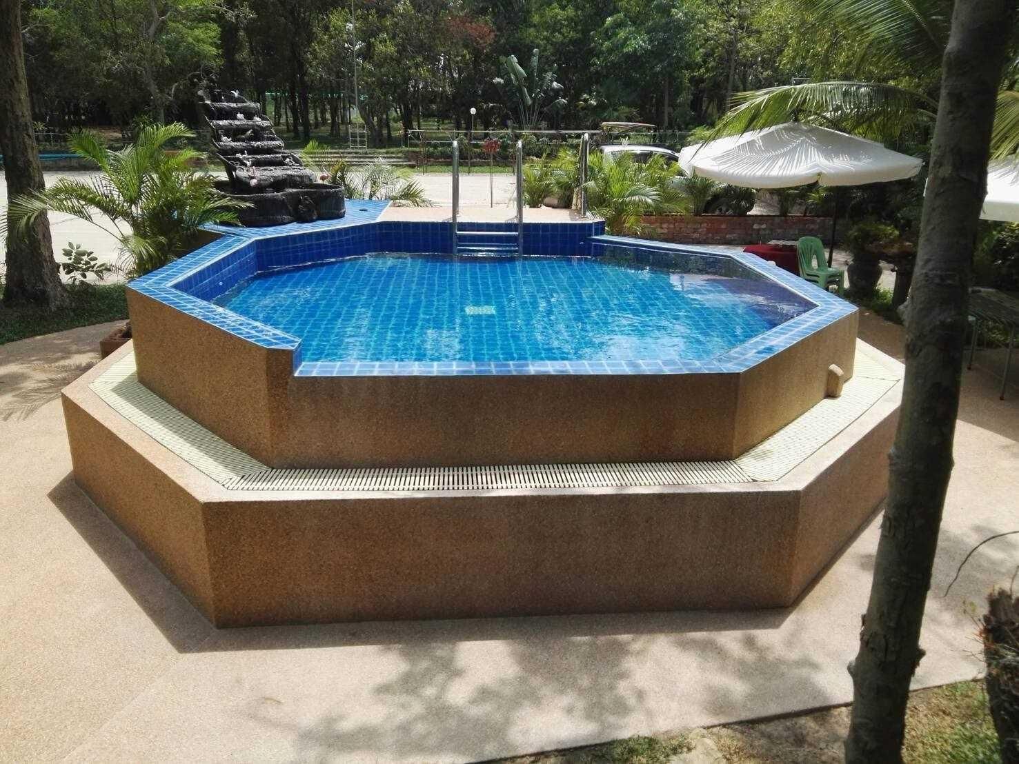 swimming pool [outdoor]