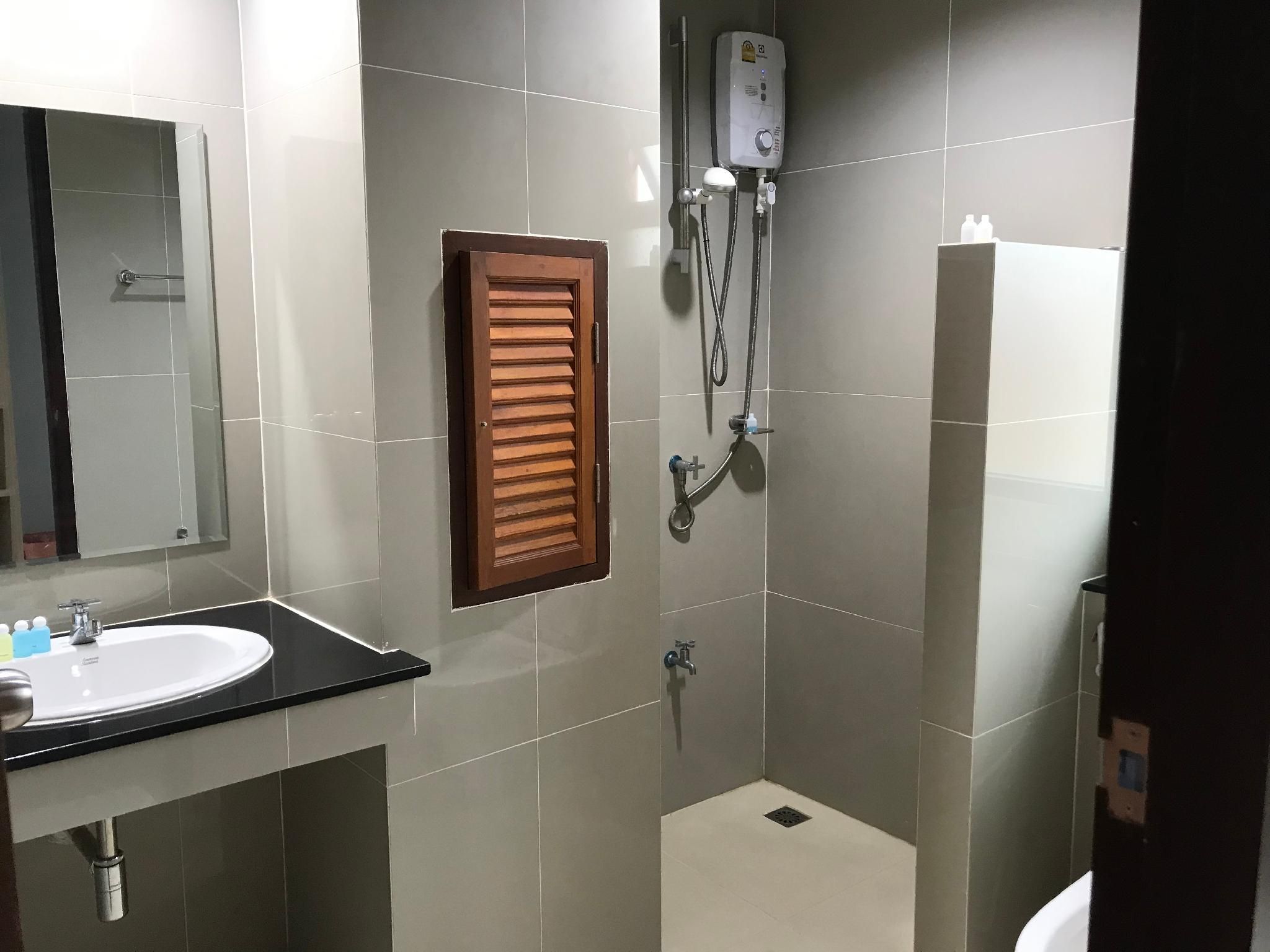 Simon Inn Standard Twin Room 3