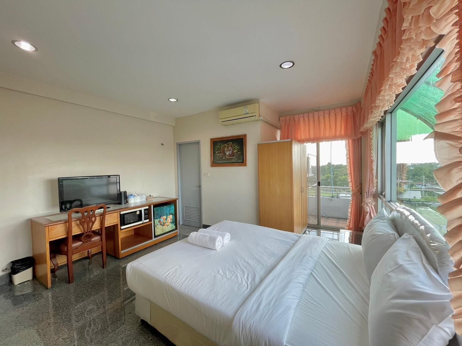Hihotel Saraburi Deluxe Double Room with Bathtub 2