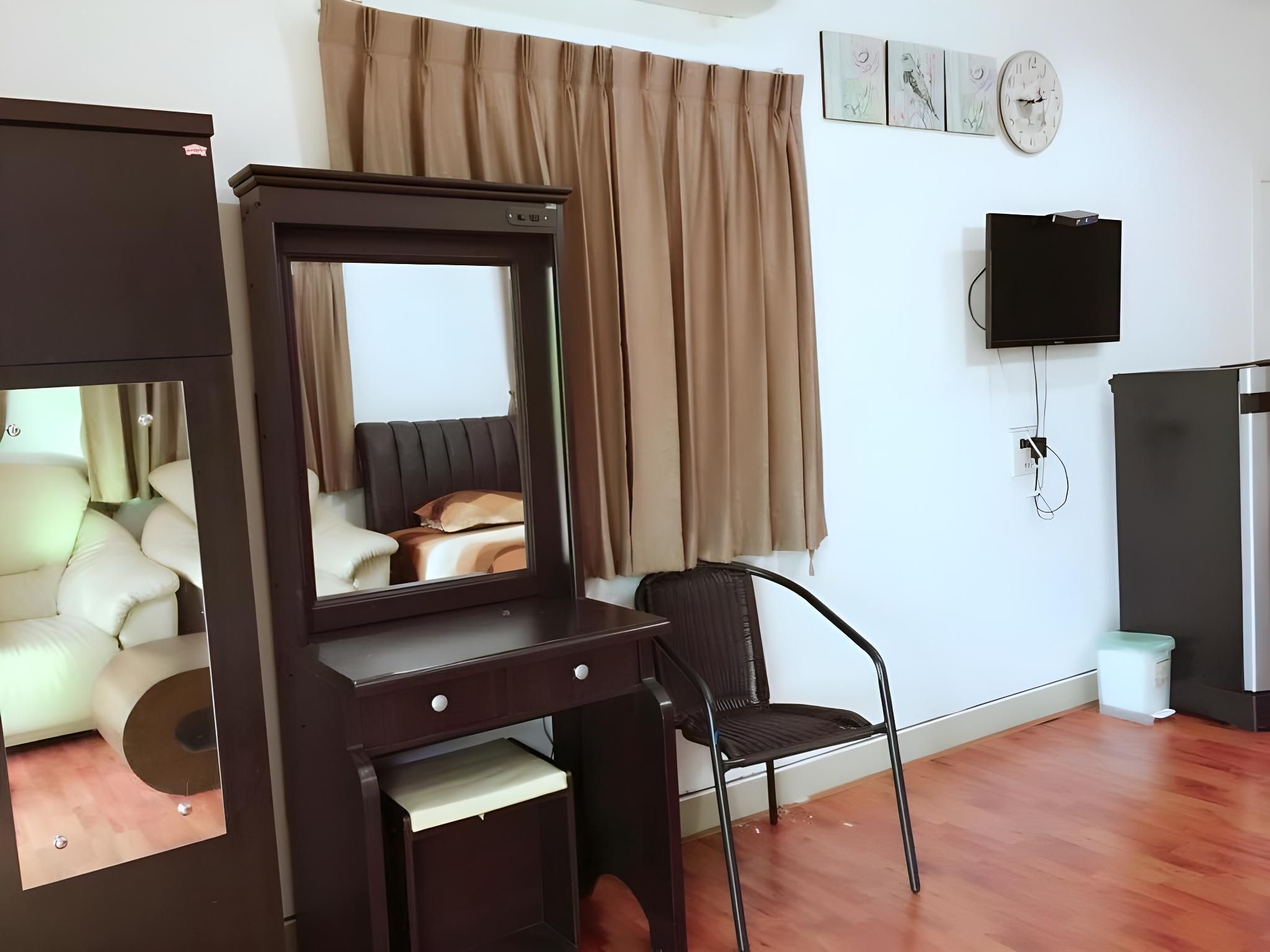 Rim Bueng Suan Prik Resort Triple Room 3