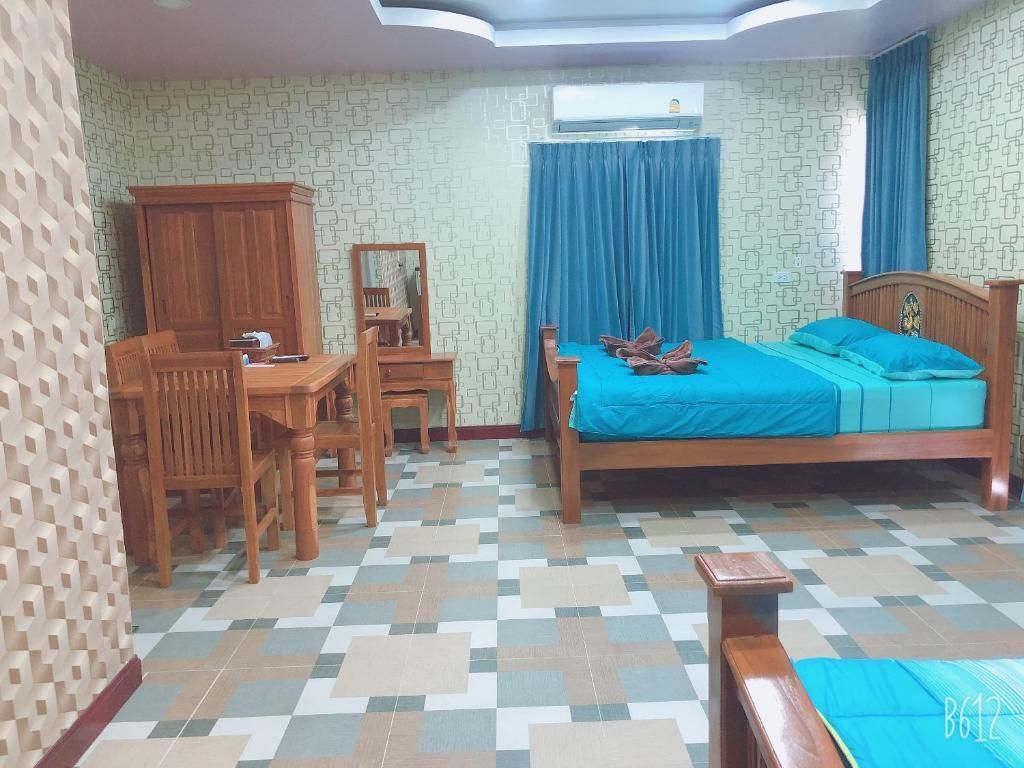 Rim Bueng Suan Prik Resort Standard Quadruple Room 2