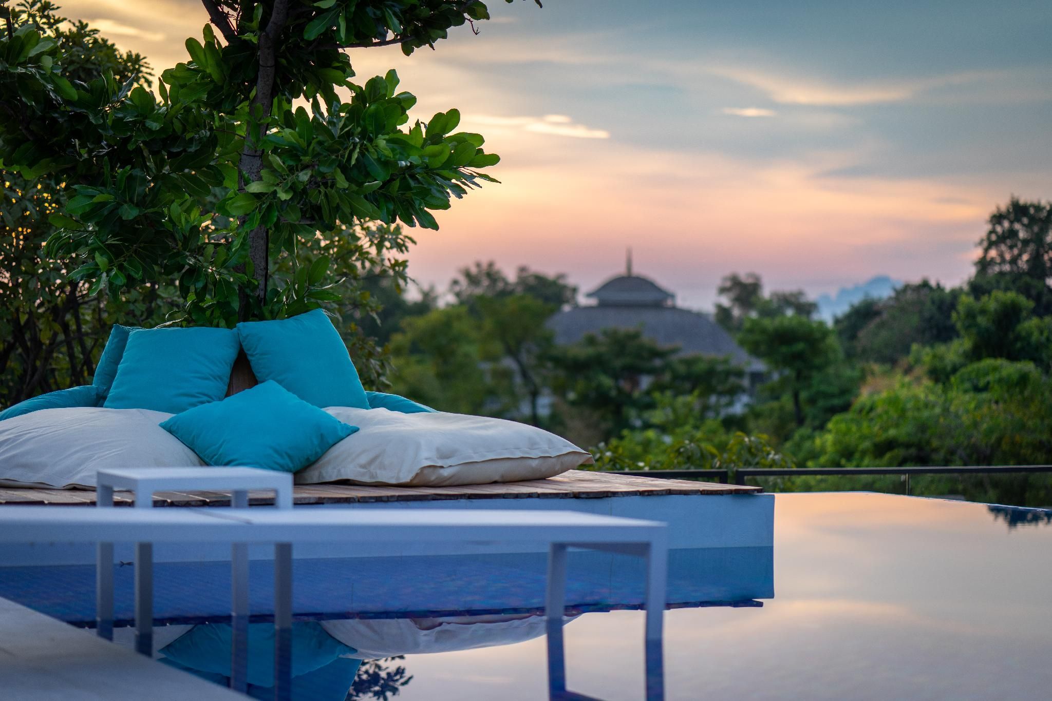 swimming pool [outdoor]