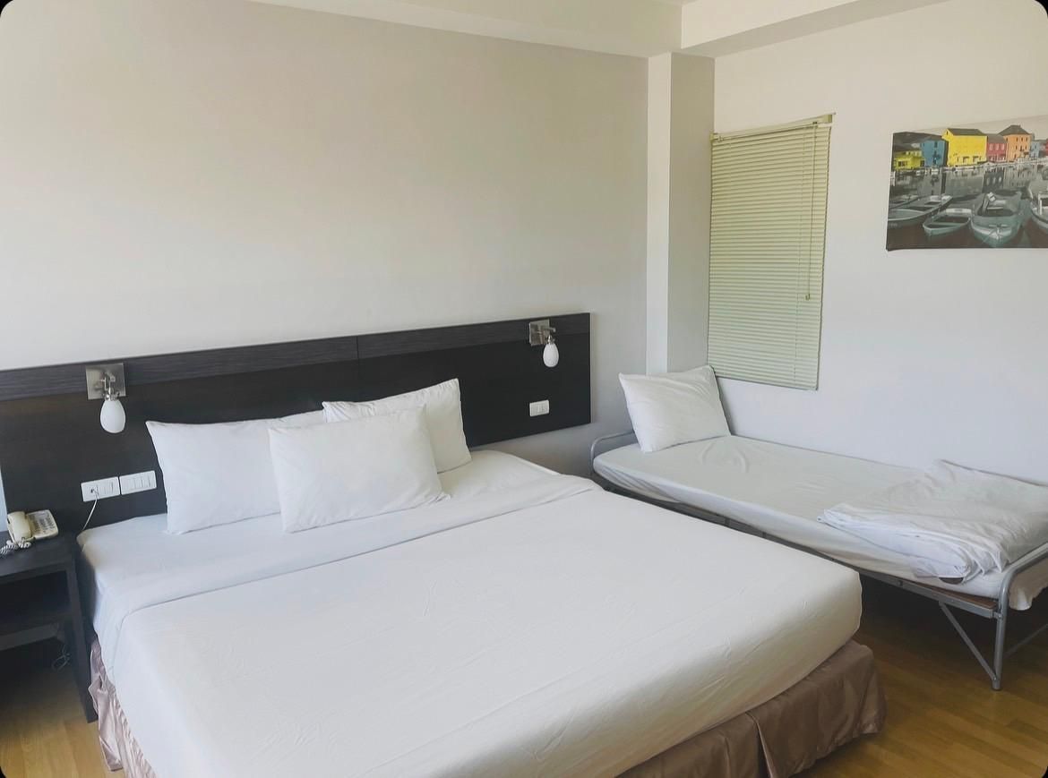 Sinkiat Buri Hotel Triple Deluxe Room 2