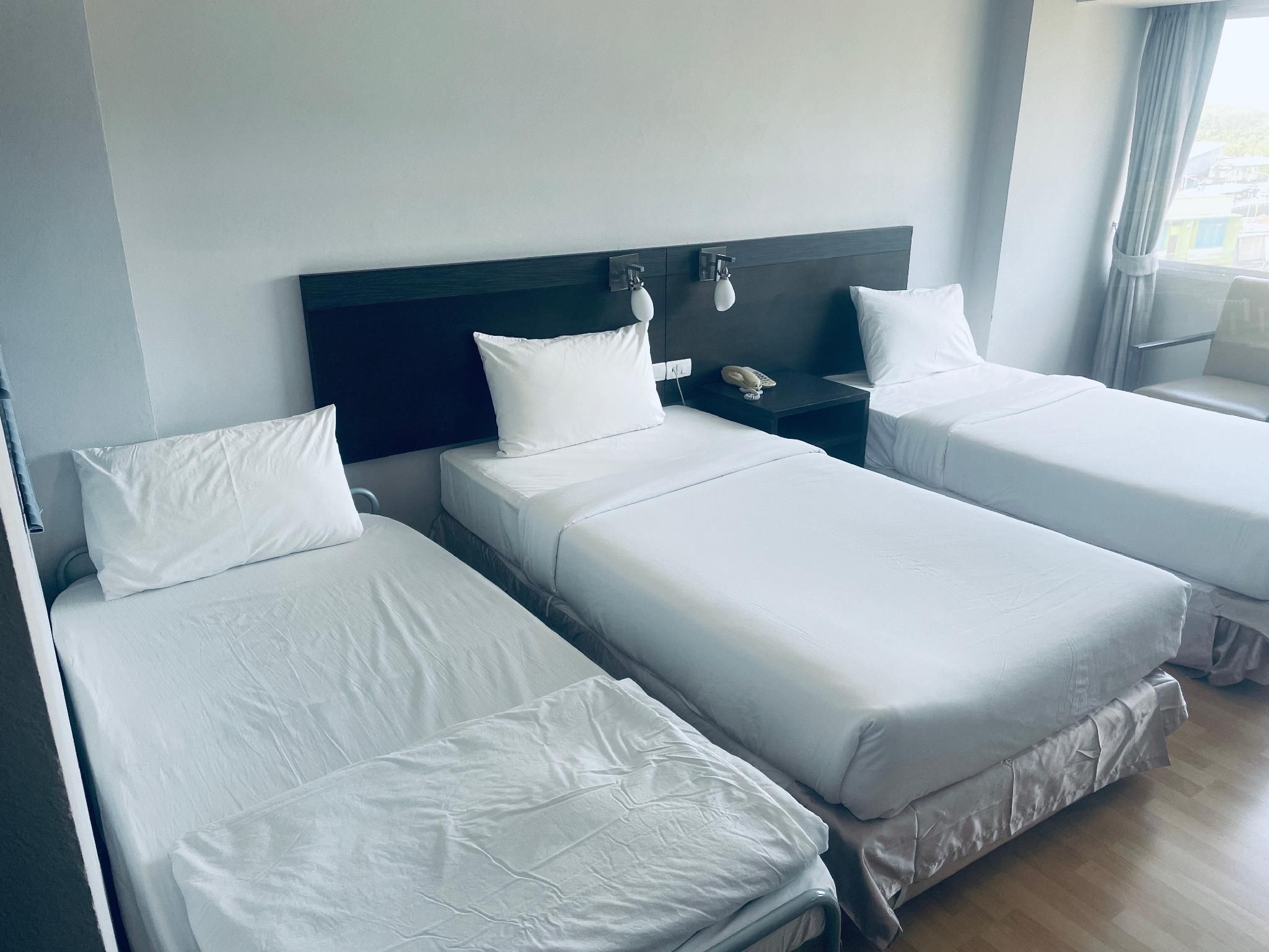 Sinkiat Buri Hotel Triple Deluxe Room