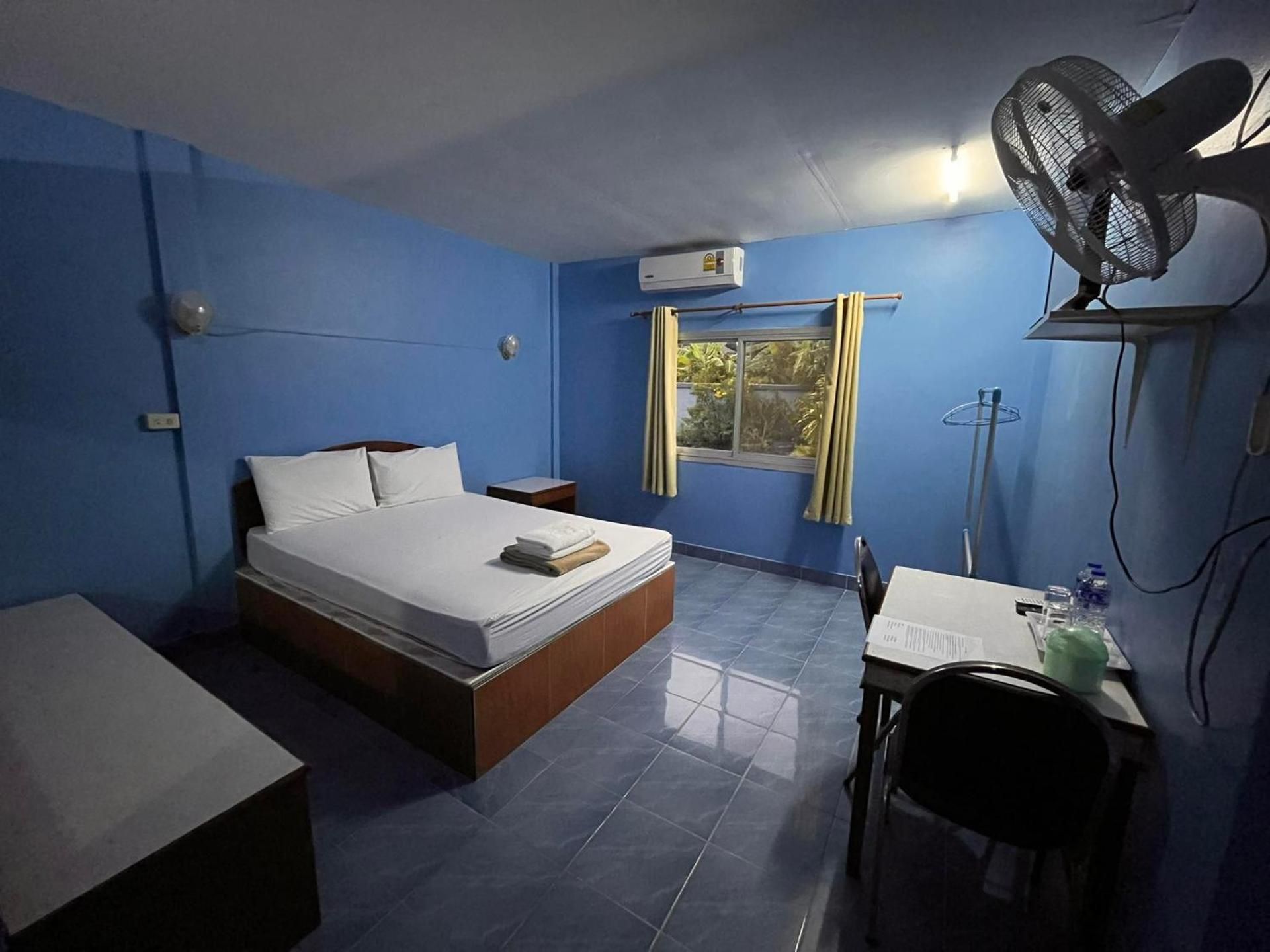 Metro Palace Satun Budget Double Room with Fan 2