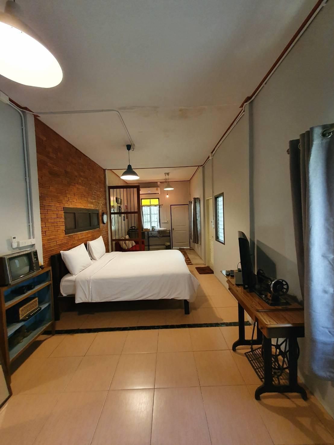 Baan Hotelier Resort Deluxe Room king bed