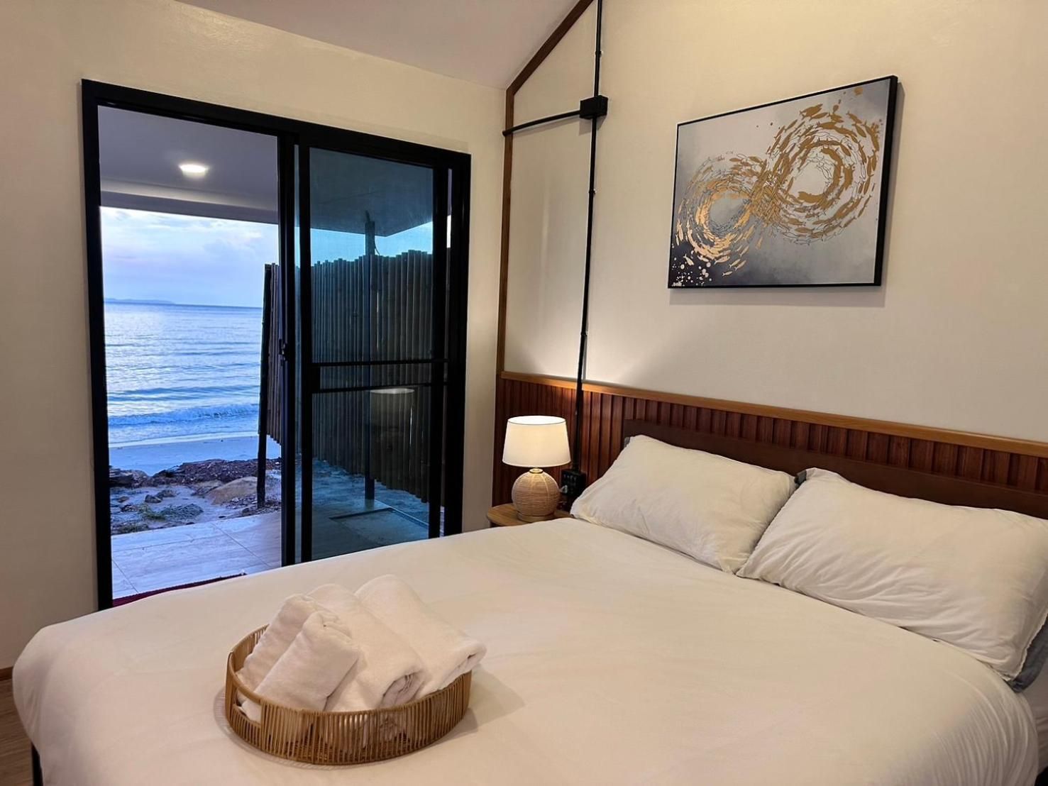 The Hi Ocean Beach Front Bungalow - Air Conditioning