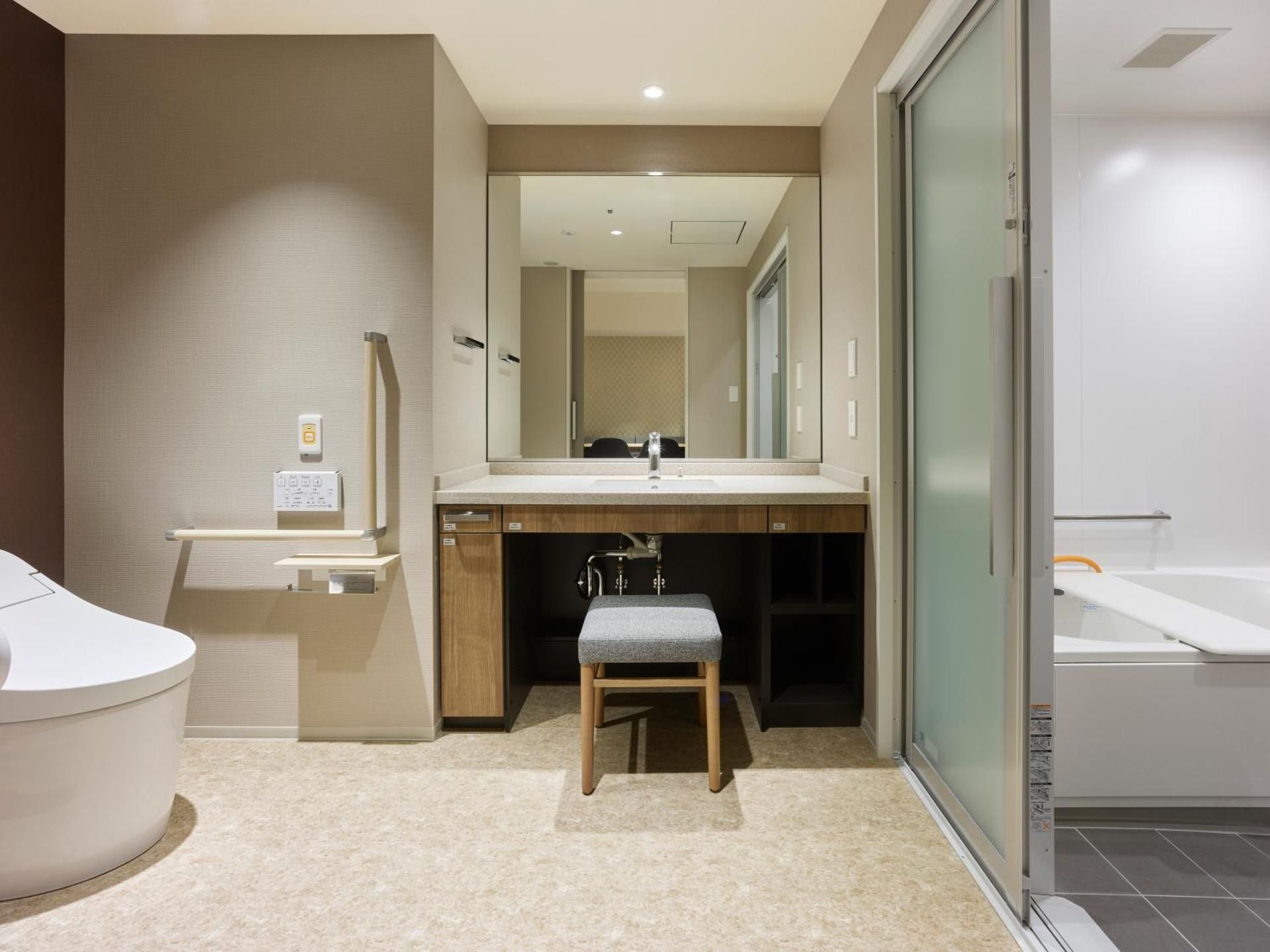Accessible Deluxe Twin Room with Ostomy Friendly Toilet