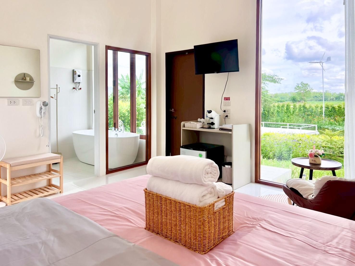 King Bed with Bathtub