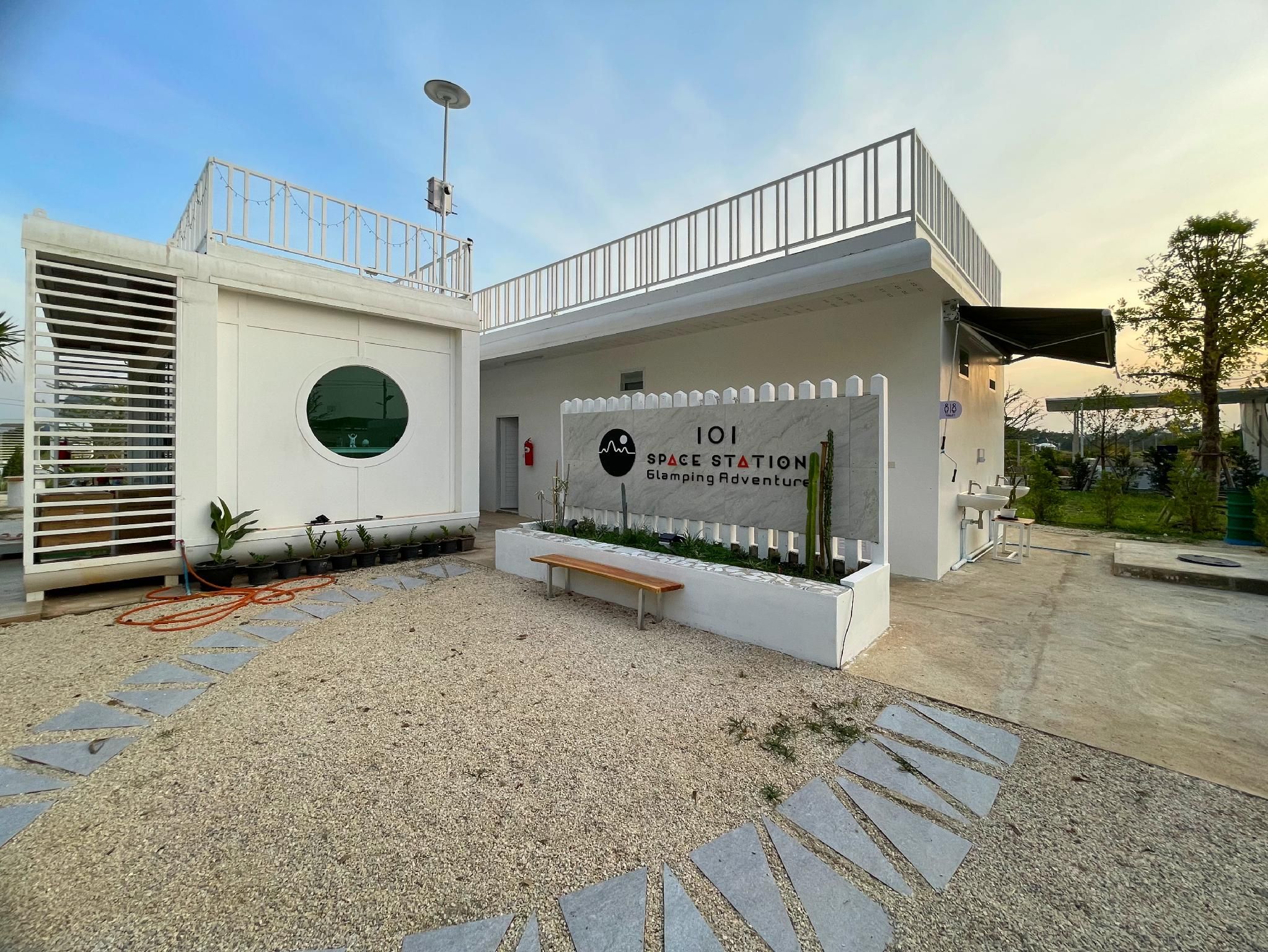 101 Space Station, Hup Pa Tat