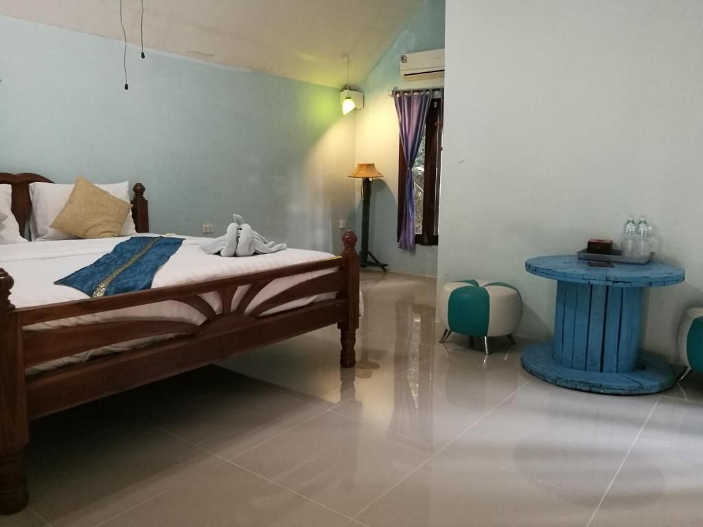 River Marina Resort Deluxe King Room 2