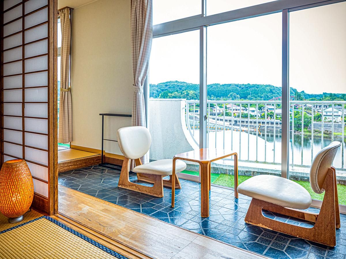 Lake View Family Room