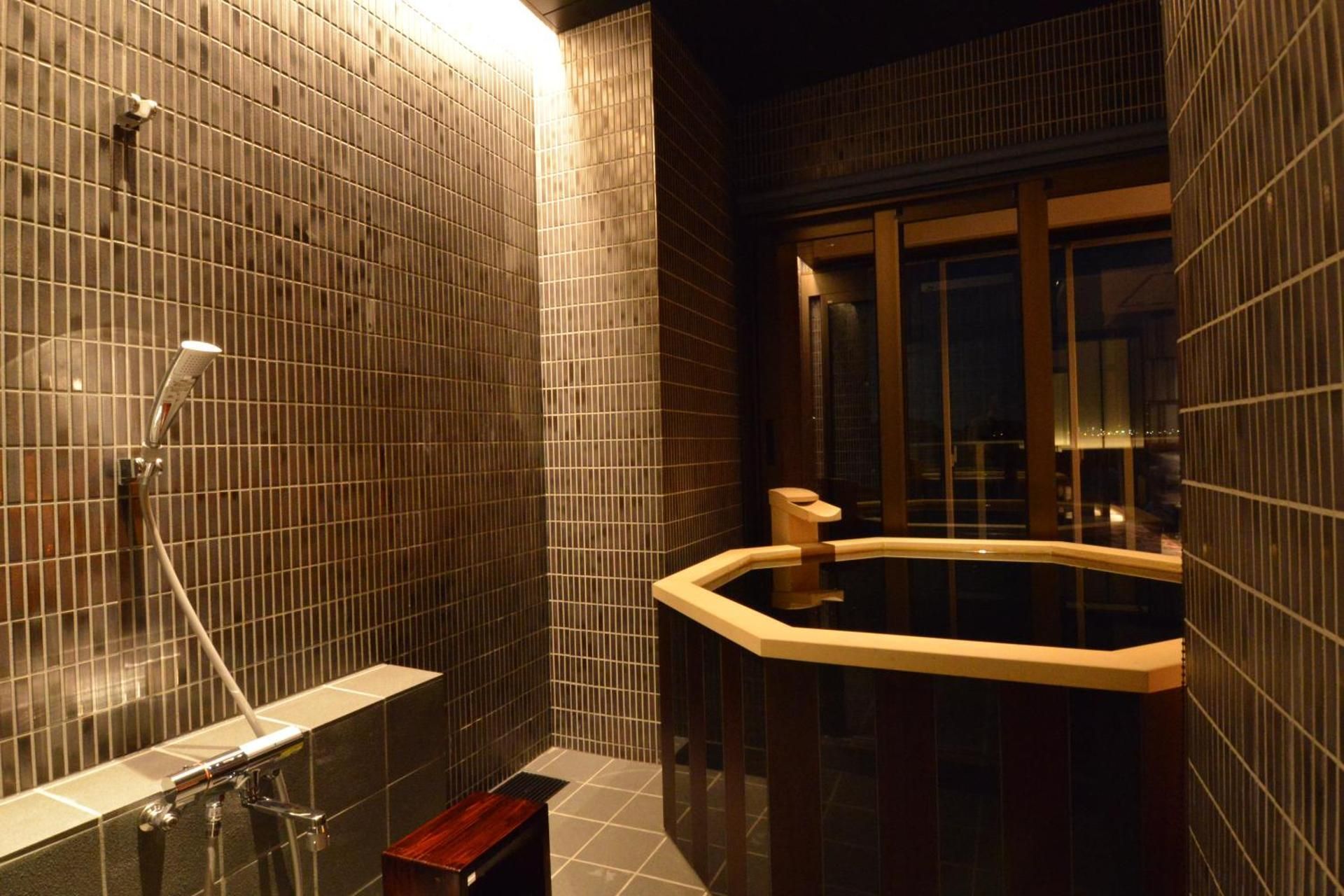 Mt. Fuji view room for 4 people with Private onsen included sushi dinner