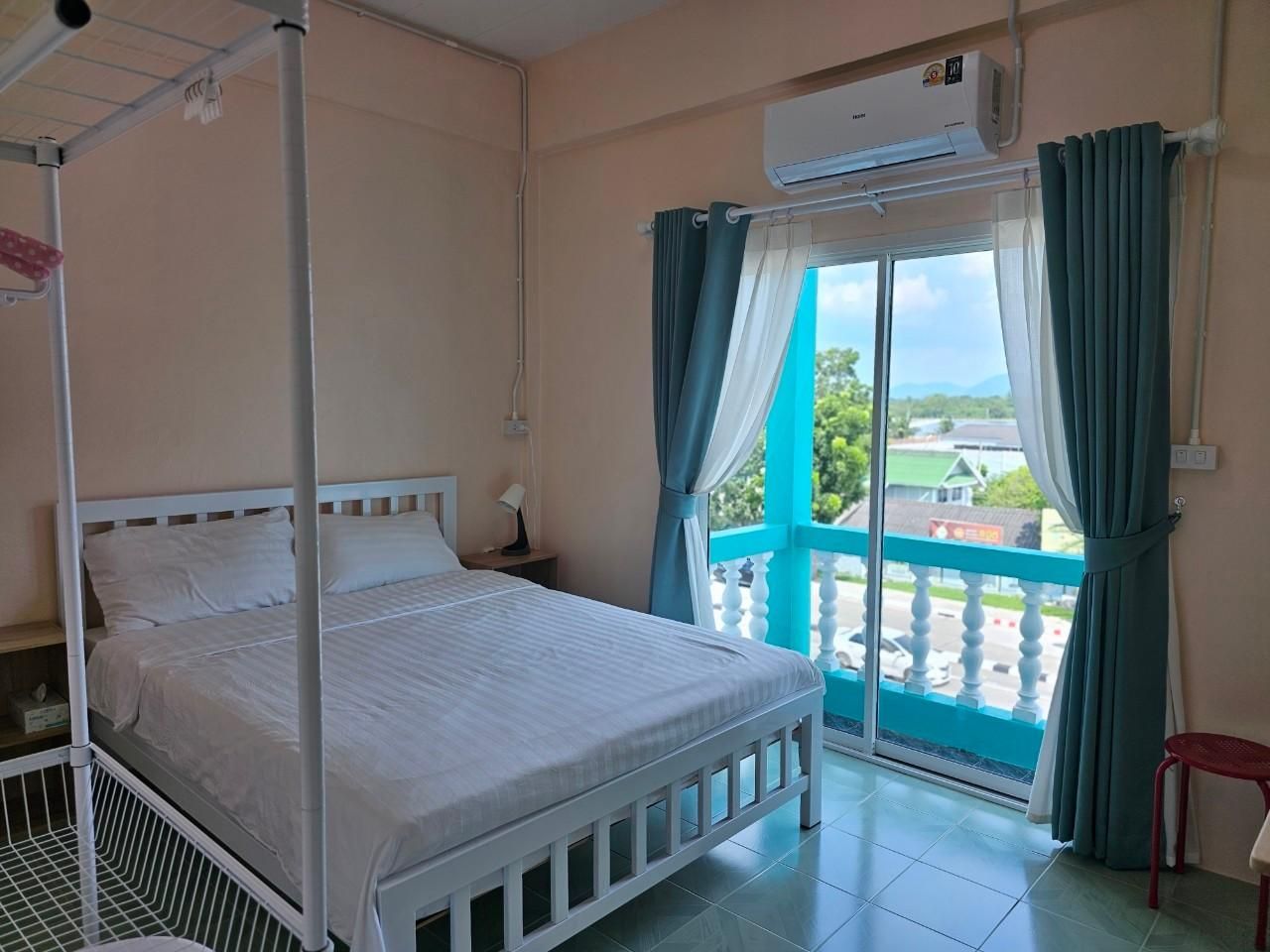 Balcony Premium Classic Mountain View