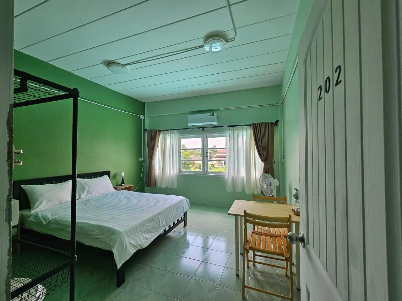 Standard Queen Room - Non-Smoking