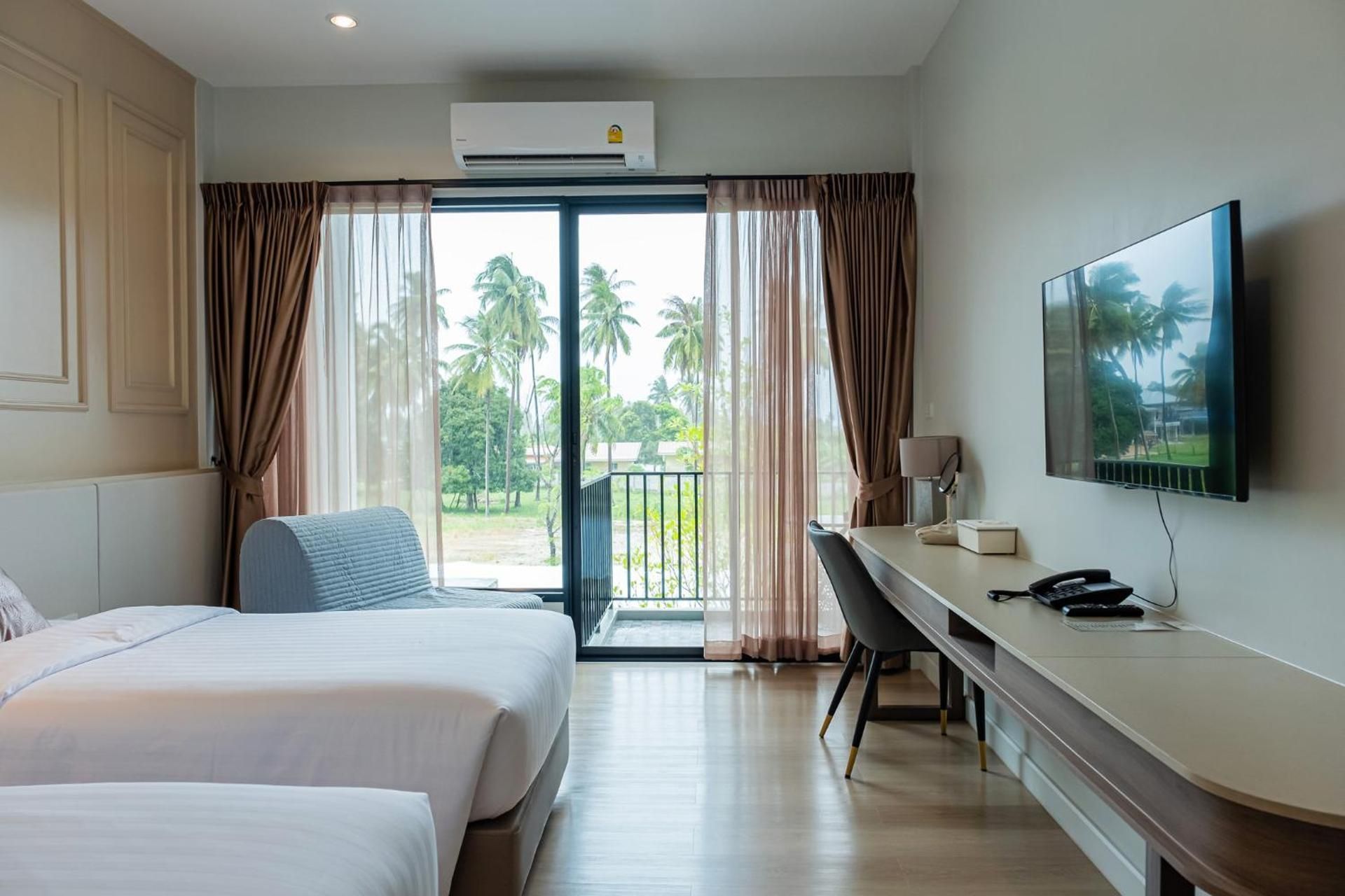 Deluxe Twin With Balcony
