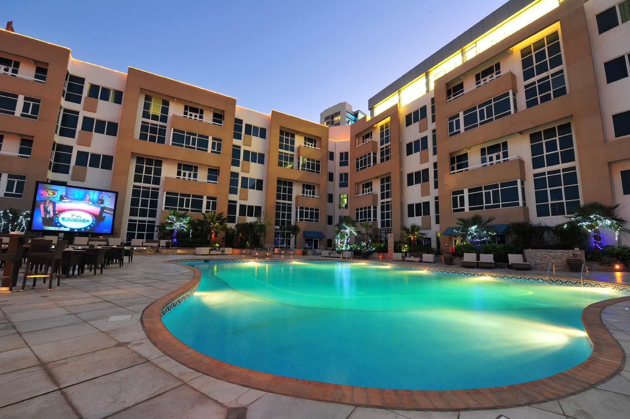 swimming pool [outdoor]